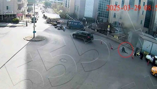 Yürekleri ağza getiren kaza kamerada: El freni çekilmeyen otomobil, faciaya yol açıyordu

