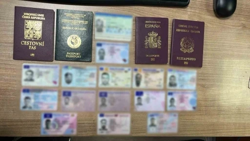 Yurt dışına g&ouml;nderilecek kargodan sahte pasaport ve kimlik &ccedil;ıktı
