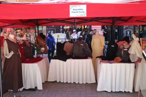 Yurtta kalan kızların &uuml;rettiği el emeği &uuml;r&uuml;nler beğeni topladı
