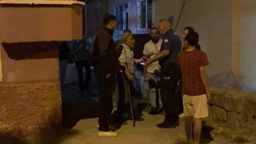 Y&uuml;r&uuml;mekte zorluk &ccedil;eken babasının tekerlekli sandalyesini ateşe verdi
