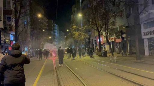 Yürüyüş sonrası olaysız dağılan gruptan ayrılıp trafiği engellediler
