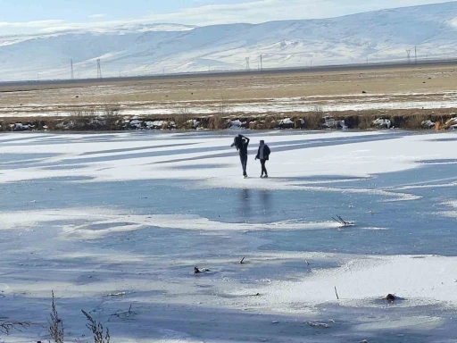 Y&uuml;zeyi tamamen donan nehir &uuml;zerinde y&uuml;r&uuml;y&uuml;ş heyecanı
