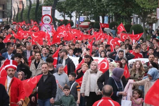 Y&uuml;zlerce Bolulu 200 metrelik T&uuml;rk bayrağı eşliğinde y&uuml;r&uuml;d&uuml;
