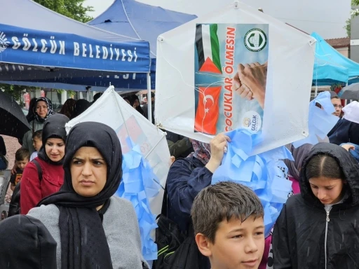 Yüzlerce kişi yağmur altında Filistin için tek yürek oldu
