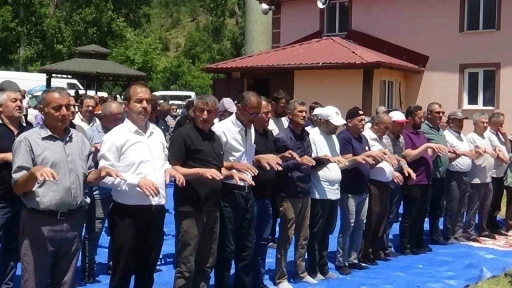 Yüzlerce kişi yağmur için avuçlarını semaya açtı
