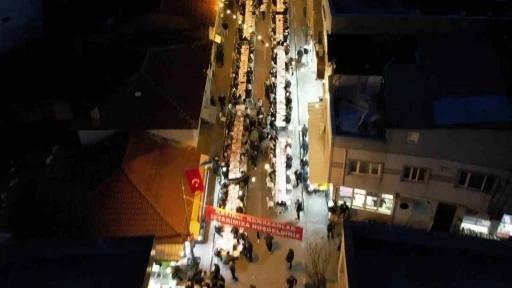 Y&uuml;zlerce metre uzayan sofrada 4 bin 500 kişi iftar yaptı
