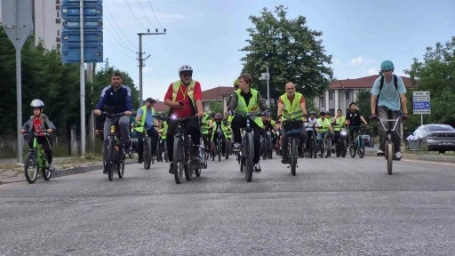 Yüzlerce pedal bisiklet baharı için çevrildi
