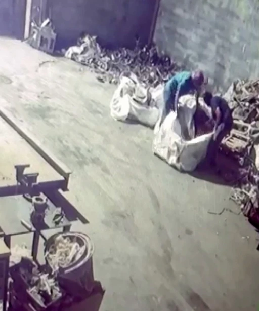 Y&uuml;zlerinde maskeyle gelip 250 bin TL&rsquo;lik bakır &ccedil;aldılar
