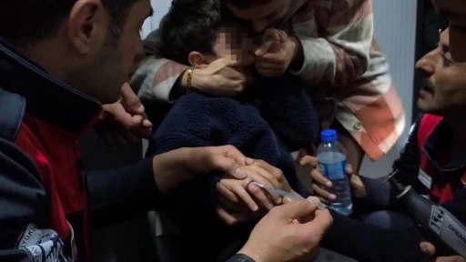 Y&uuml;z&uuml;k &ccedil;ıkarma operasyonunda g&ouml;zyaşlarına boğulan &ccedil;ocuğu annesi ve itfaiye ekipleri teselli etti
