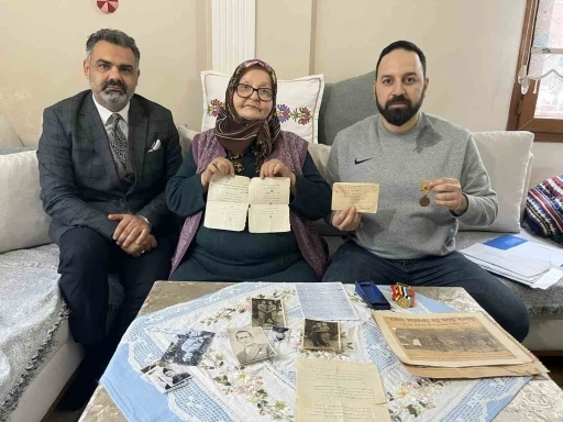 Y&uuml;z&uuml;n&uuml; g&ouml;r&uuml;p, sesini duymadığı şehit babasının kendisi i&ccedil;in yazdığı 75 yıllık mektubu yıllardır saklıyor
