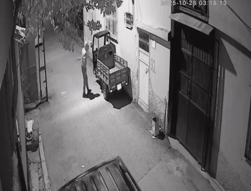 Yüzünü kapüşonla kapatarak mopedi dakikalar içinde çaldı