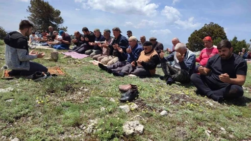 Y&uuml;zyıllık ş&uuml;k&uuml;r geleneği Kimya Dede zirvesinde yaşatıldı
