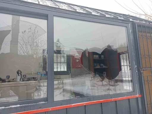 Zabıta b&uuml;rosuna taşlı saldırı
