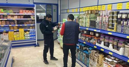 Zabıta ekipleri ürünleri tek tek kontrol etti
