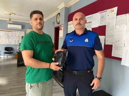 Zabıta ekiplerinin devriye atarken yerde buldukları çanta sahibine teslim edildi
