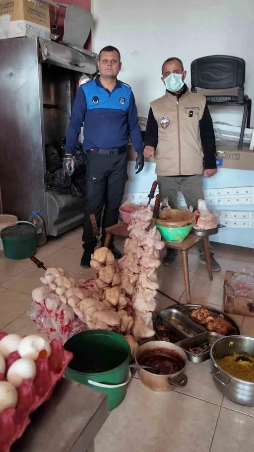 Zabıta ekiplerinin ‘Leş kokusu var’ dediği dönercide mide bulandıran görüntü
