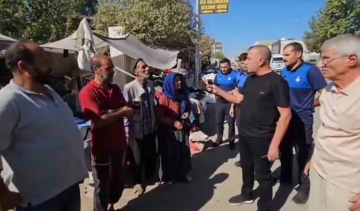 Zabıta müdürü pazarcı esnafını sıraya dizip azarladı
