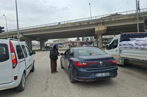 Zabıta operasyonuyla yakalanan dilencilerin &uuml;zerinde 4 bin TL&rsquo;yi bulan para ele ge&ccedil;irildi
