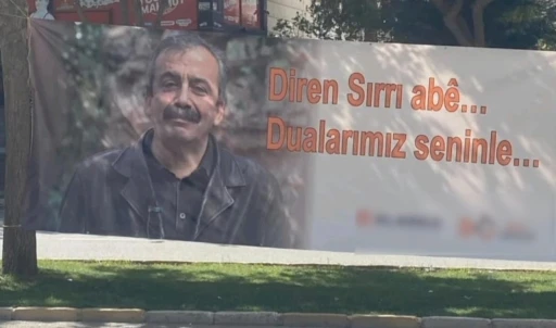 Zabıta, Sırrı Süreyya Önder pankartını söktü
