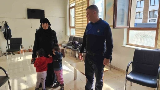 Zabıta sokak sokak kayıp kardeşlerin annesini aradı
