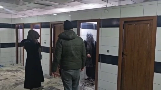 Zabıtadan ka&ccedil;an dilenciler cami tuvaletinde yakalandı
