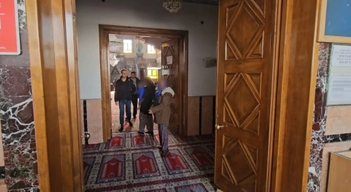 Zabıtayı g&ouml;ren dilenciler camiye ka&ccedil;ıp cemaatin arasına karıştı
