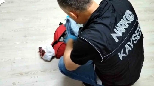 Zehir tacirleri polisten kaçamadı
