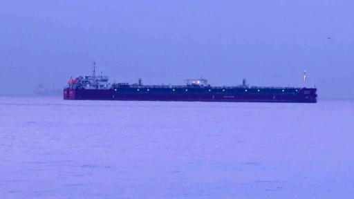Zehirlenme yaşanan tanker gemisi, günün ilk ışıklarıyla görüntülendi
