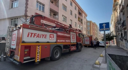 Zemin dairede yangın çıktı, 4 katlı bina boşaltıldı
