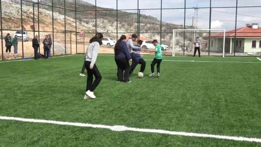 Zey k&ouml;y&uuml;nde &ccedil;ocuklar tozdan ve &ccedil;amurdan kurtulup halı sahaya kavuştu
