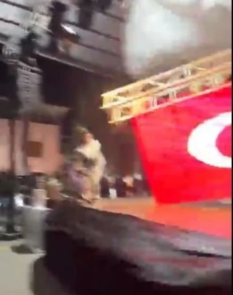 Zeybek oynamak i&ccedil;in sahneye &ccedil;ıkan belediye başkanı saniyelerle kurtuldu... Sahnenin &ccedil;&ouml;kme anı kamerada
