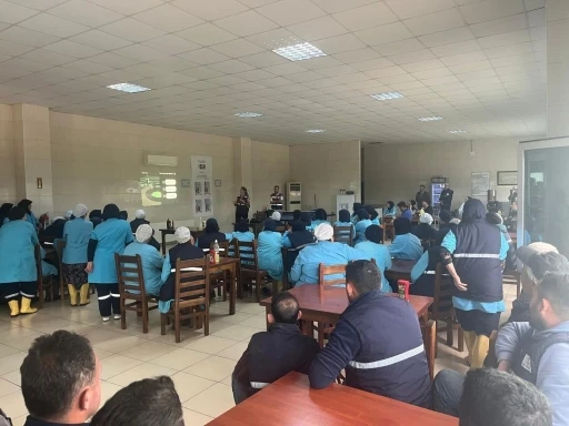 Zeytin fabrikasında çalışan kadınlara ‘En iyi narkotik polisi anne’ eğitimi
