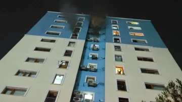 Zeytinburnu’nda 10 katlı binada yangın paniği
