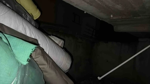 Zeytinburnu’nda 4 katlı binanın arka cephesindeki duvar yıkıldı
