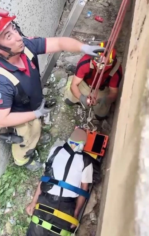 Zeytinburnu&rsquo;nda 5 metre y&uuml;kseklikten boşluğa d&uuml;şen şahsın kurtarılma anı kameraya yansıdı
