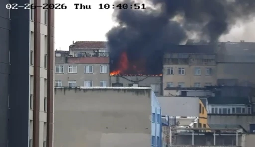 Zeytinburnu&rsquo;nda 6 katlı binadan alevler y&uuml;kseldi
