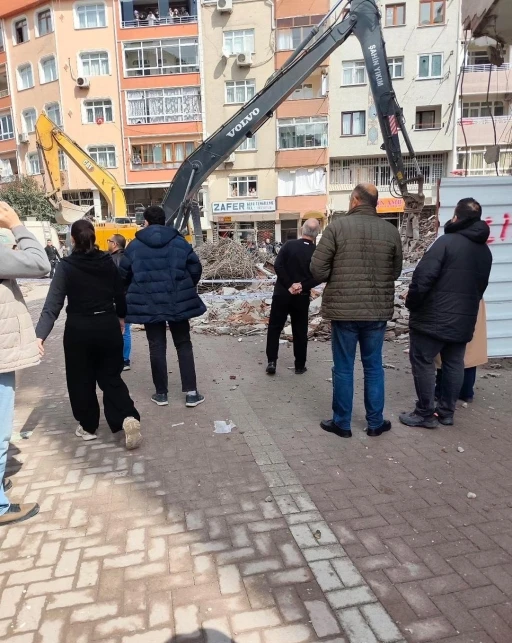 Zeytinburnu&rsquo;nda bina yıkımı sırasında kopan par&ccedil;a &ccedil;ocuğun kafasına d&uuml;şt&uuml;: 1 &ouml;l&uuml;
