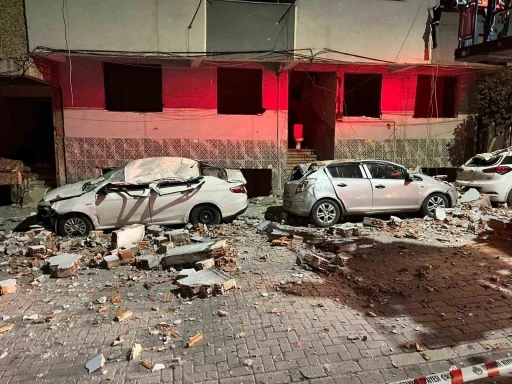 Zeytinburnu&rsquo;nda binanın &ccedil;atısından kopan par&ccedil;alar ara&ccedil;ları hurdaya &ccedil;evirdi
