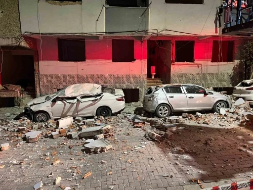 Zeytinburnu&rsquo;nda kentsel d&ouml;n&uuml;ş&uuml;mdeki binadan d&uuml;şen par&ccedil;alar, 3 otomobili hurdaya &ccedil;evirdi
