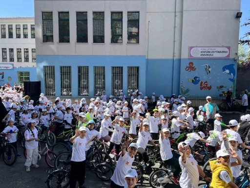 Zeytinburnu&rsquo;nda "Mektepten Meclise Pedal" bisiklet turu renkli g&ouml;r&uuml;nt&uuml;lere sahne oldu

