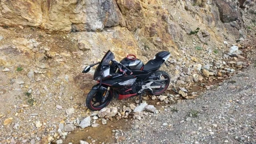 Zigana&rsquo;da feci kaza: Bariyerlere &ccedil;arpan motosikletten savrulan 2 gen&ccedil; u&ccedil;uruma d&uuml;şt&uuml;
