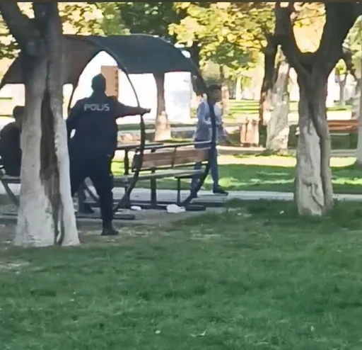 Zihinsel engelli genç bıçakla vatandaşlara saldırdı
