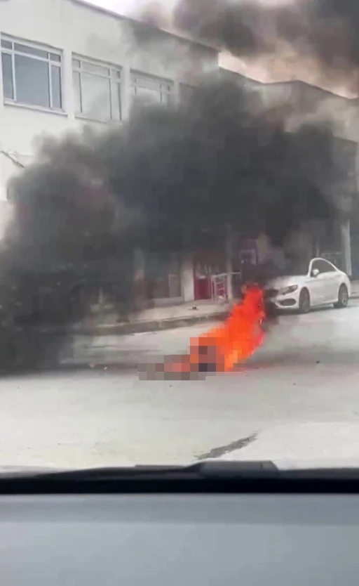 Zihinsel engelli şahıs &uuml;zerine benzin d&ouml;k&uuml;p kendini yaktı: Korku dolu anlar kamerada
