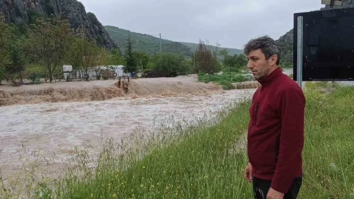 Zile&rsquo;de Belpınar Barajı taştı, yollar g&ouml;le d&ouml;nd&uuml;
