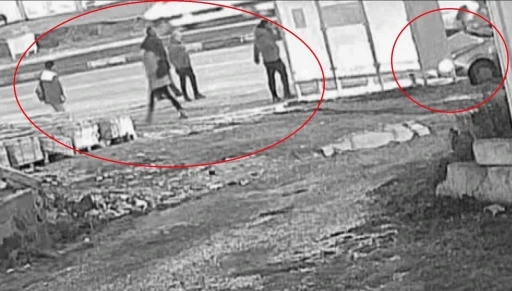 Zincirleme kazada durağa dalan otomobilden ka&ccedil;arak kurtuldular: O anlar kamerada
