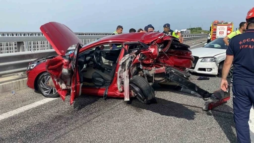 Zincirleme kazada otomobil kağıt gibi ezildi: 5 yaralı
