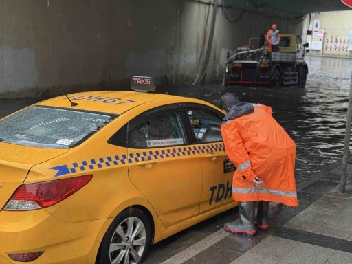 Zincirlikuyu alt ge&ccedil;idini sağanak sonrası su bastı, belediye ekipleri tahliye &ccedil;alışması başlattı
