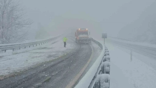 Zonguldak-Ereğli yolunda s&uuml;r&uuml;c&uuml;lere kar engeli
