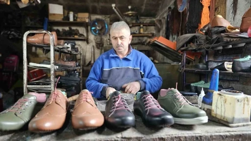 Zonguldak&rsquo;ın son ayakkabı imalat&ccedil;ısı 26 yıllık at&ouml;lyesinde teknolojiyle yarışıyor
