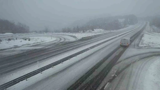 Zonguldak&rsquo;ın y&uuml;ksek kesimlerinde kar yağışı etkili oldu
